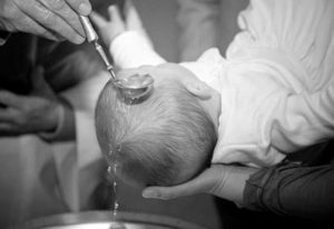 foto della cerimonia di battesimo di un neonato realizzabile da Video Vicenza